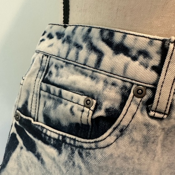 Forever 21 Acid Wash Jean Shorts 30 EUC - Picture 3 of 10